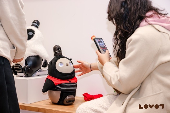 1765787574759598.jpg 3.LOVOT上海ifc商场店LOVOT互动图.JPG