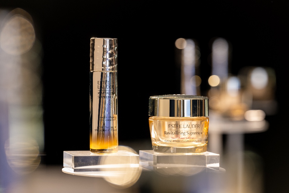 图片包含 用具, 桌子, 游戏机, 瓶子 AI 生成的内容可能不正确。